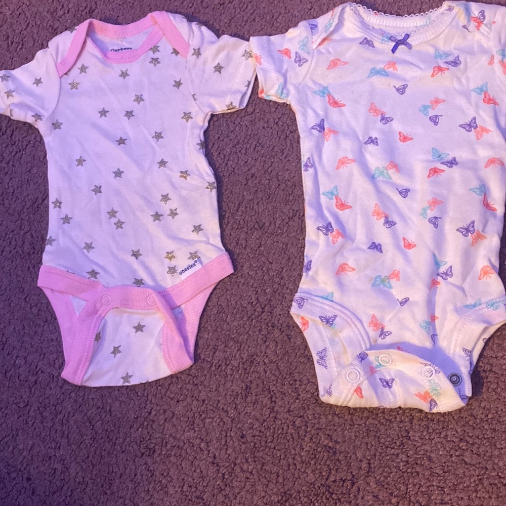2 infant onesies